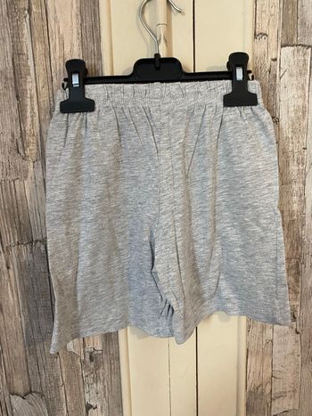 Short gris, taille 6 ans 