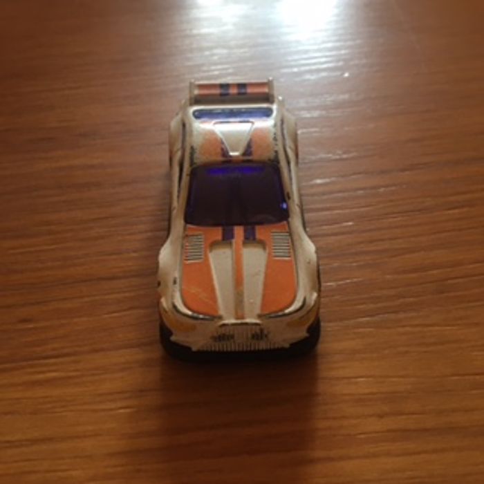 Voiture de jeu blanche et orange
