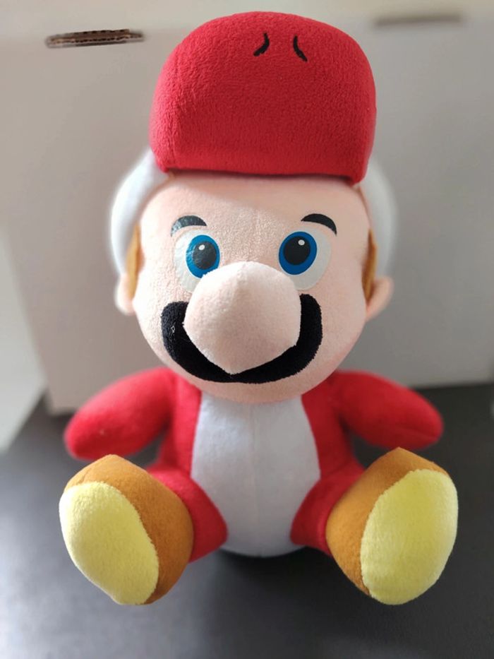 Peluche Mario en costume de yoshi rouge