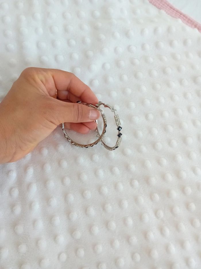 Paire de boucles d'oreilles 🩶🤍 - photo numéro 5