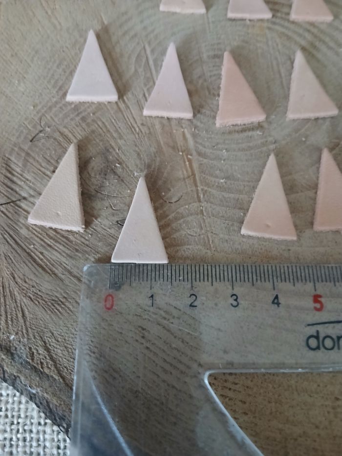 Lot de 17 triangles en cuir pour créations de bijoux - photo numéro 3