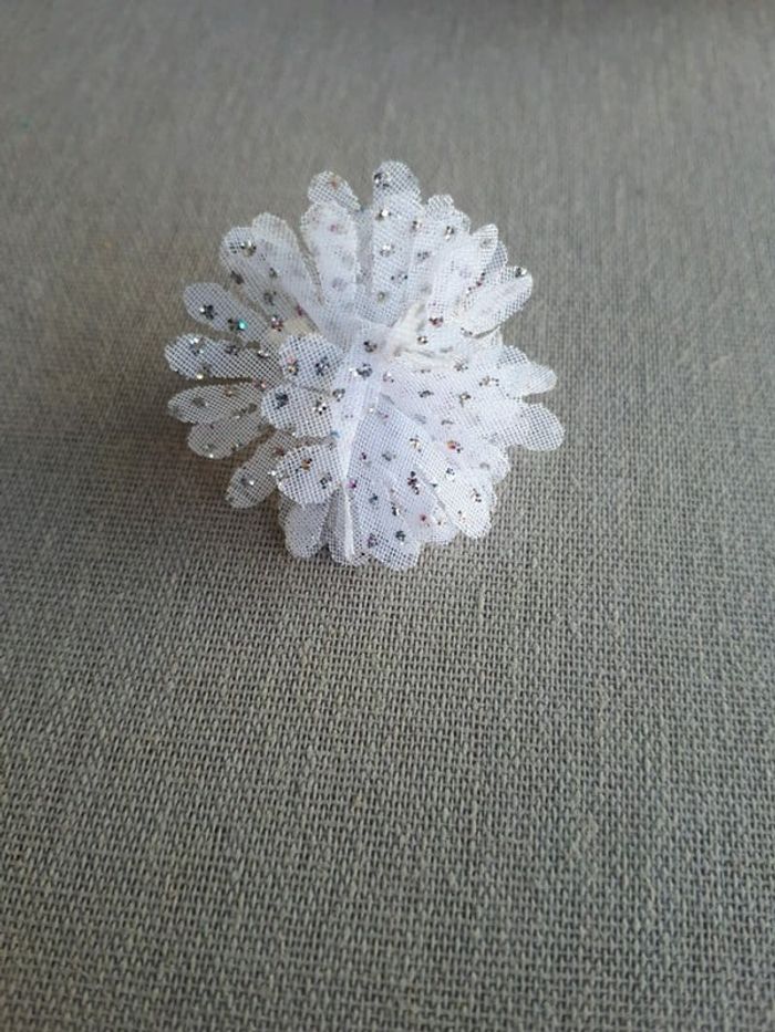 Bague fleur blanc et argenté - photo numéro 2