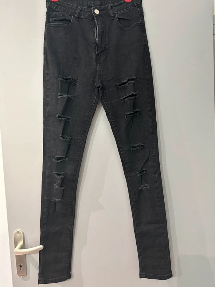 Jean a trou noir taille S shein