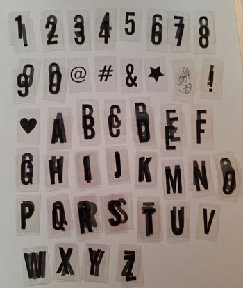 Lot de 145 lettres et chiffres noirs sur plaquettes en plastique transparent