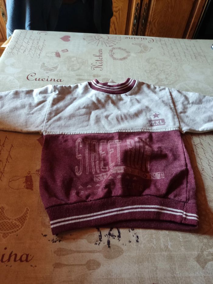 lot vêtements 4 ans 1 pantalon bordeaux, 1 sweat bordeaux 3  shirt vert, 1 jaune,  1 vert beige rayé - photo numéro 3