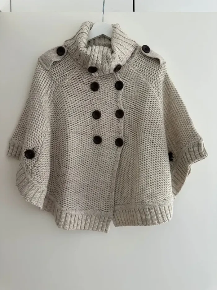Cape en maille beige avec col roulé et boutons - Élégance hivernale