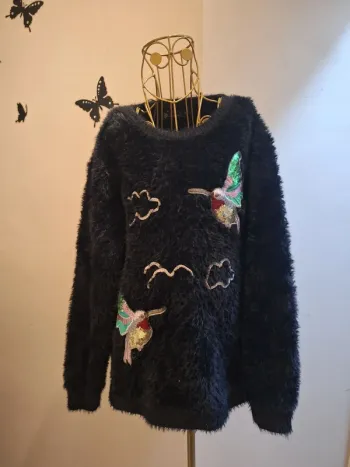 Pull noir duveteux & brodé - Jus de pom 