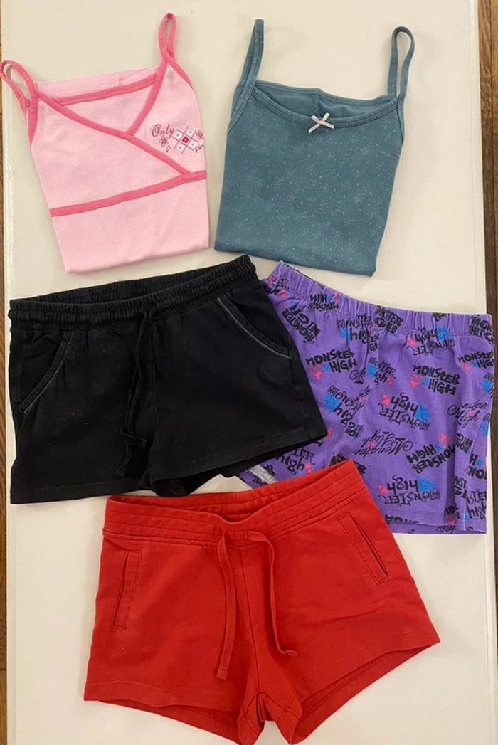Lot 3 shorts et 2 débardeurs Taille 8 ans