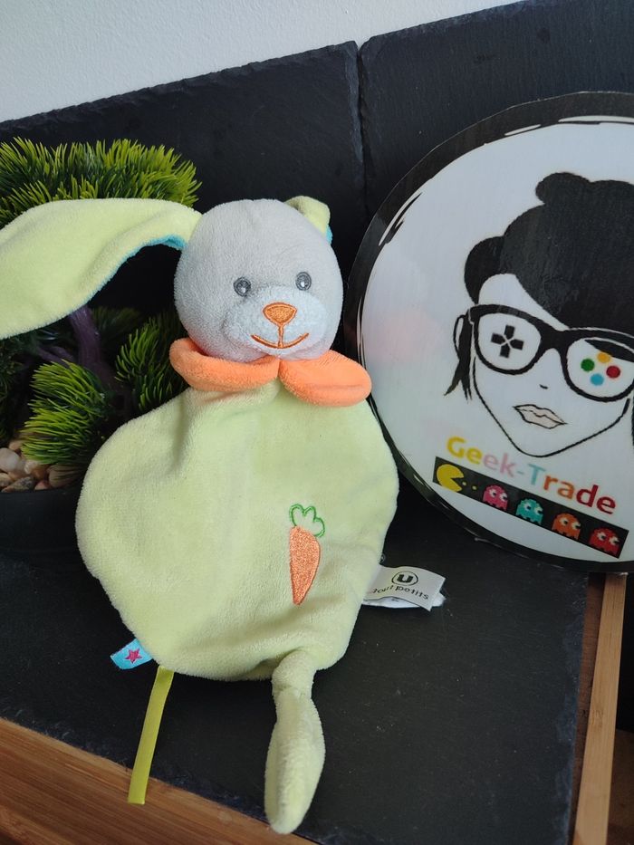 doudou lapin vert plat carotte u tout petits bleu orange gris DD003240