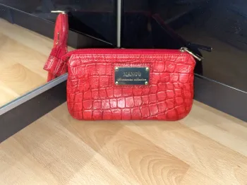 Pochette rouge Mango