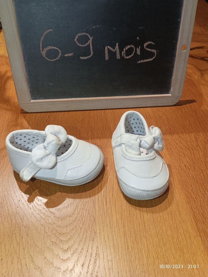 Chaussures bébé 6-9 mois en très bon état