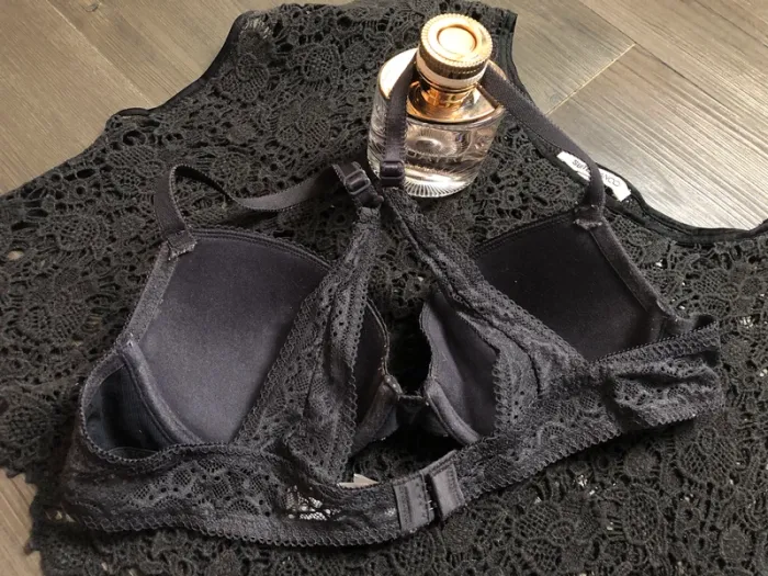 Soutien-gorge gris en dentelle - photo numéro 2