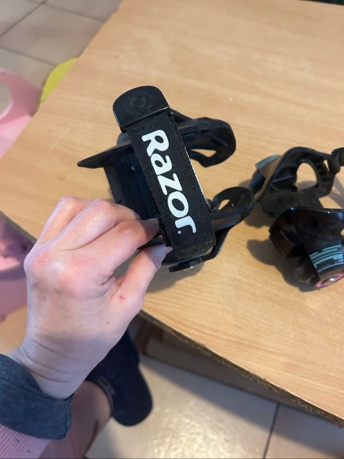 Roller rose pour chaussures - photo numéro 4