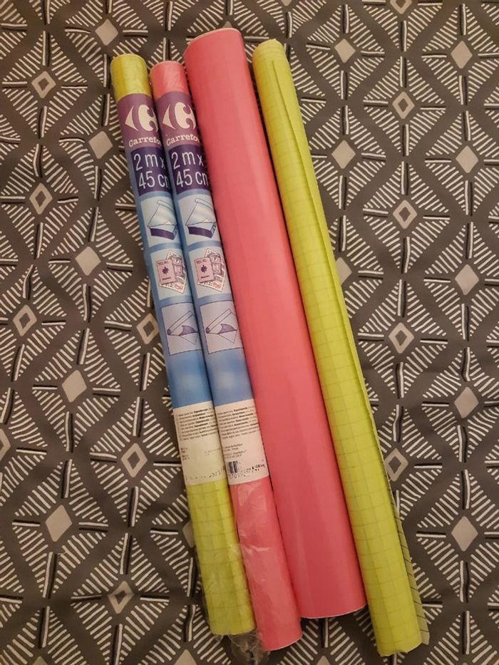Rouleau couvre livre autocollant