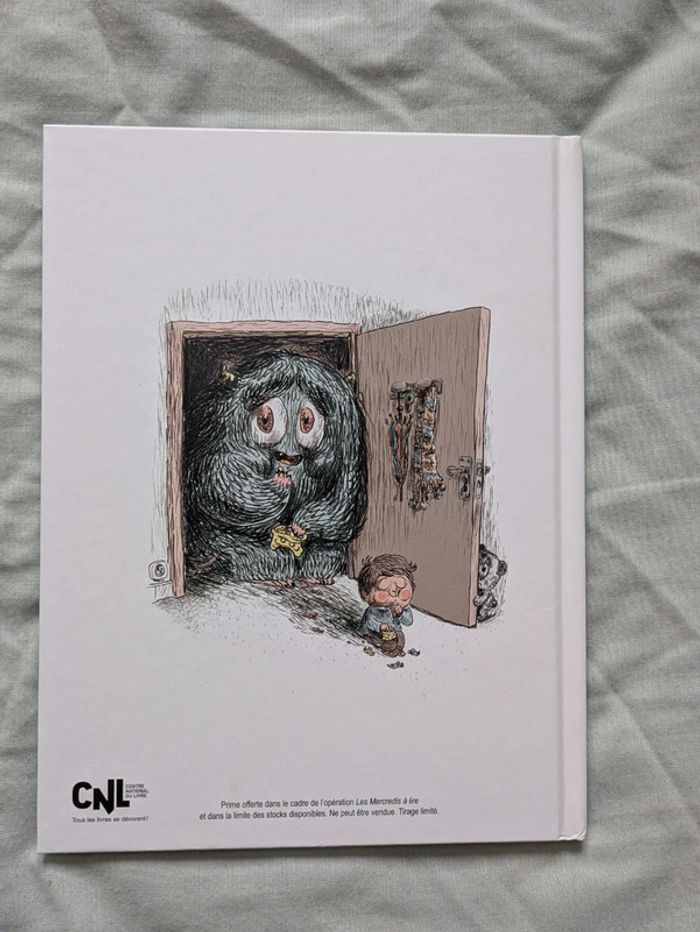 Livre le monstre du placard existe - photo numéro 2