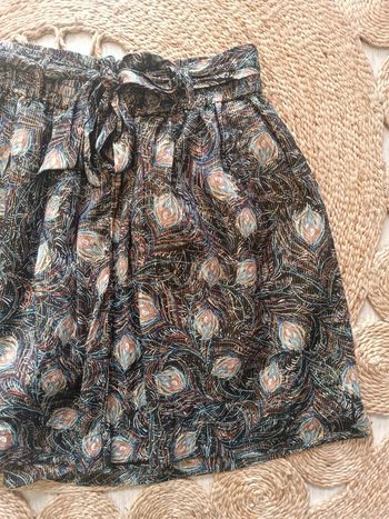 Short taille haute noir métallisé à motif plumes Promod Taille 38 Neuf avec étiquette