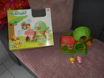 Maison de la forêt Katuri + 2 personnages