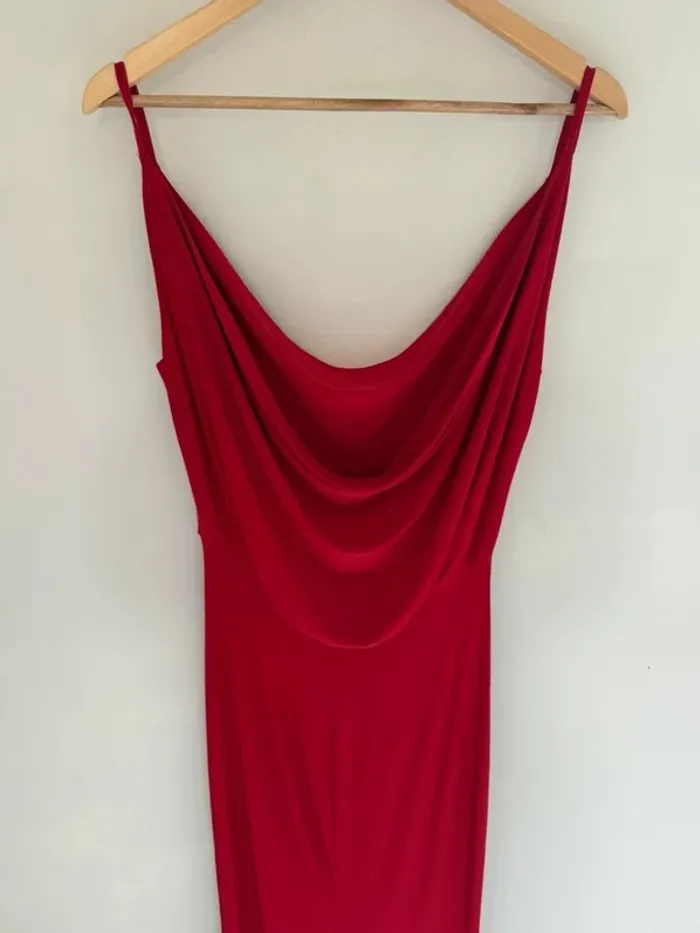 Robe rouge dos nu plissé - photo numéro 3