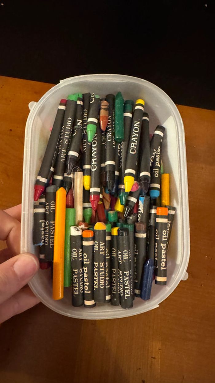 Ensemble de plusieurs crayon de couleur, crayon de cire, crayon à l’huile, et peinture - photo numéro 9