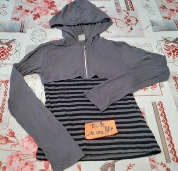 T shirt manches longues avec  capuche  10 ans fille