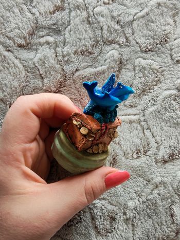 Jouet décoration petit coffre avec dauphins sur un socle