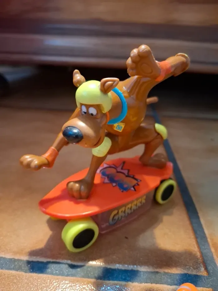 Lot de 2 figurines Scooby-Doo Fizzy Skateboard et Daphné - photo numéro 3