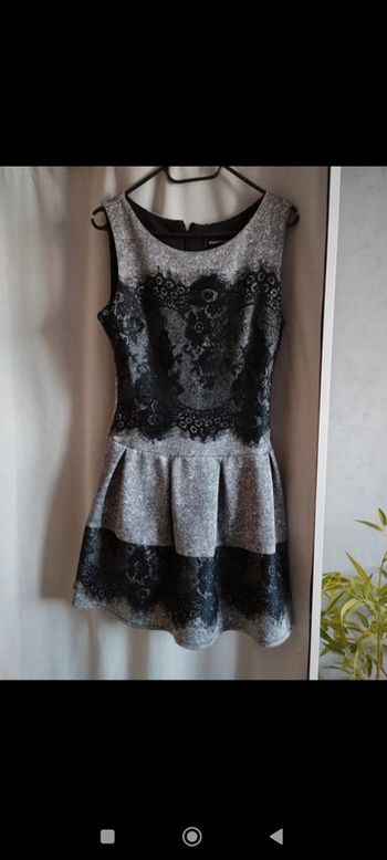 Belle robe avec détail à dentelle