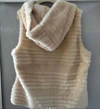 Veste fausse fourrure sans manche avec capuche