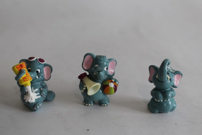 Kinder Surprise Elephants Beach 1995 Figurines Miniatures