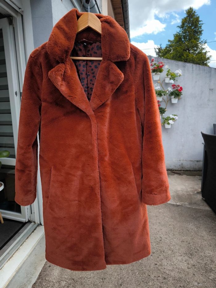 Manteau fausse fourrure couleur rouille taille S hema