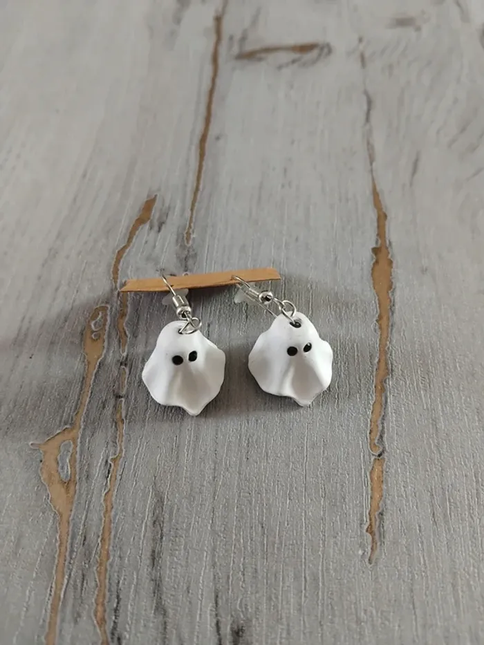 Boucles d'oreilles fantomes