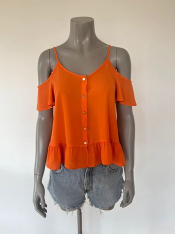 🧡 T-shirt orange à volants et boutons dorés – Taille S