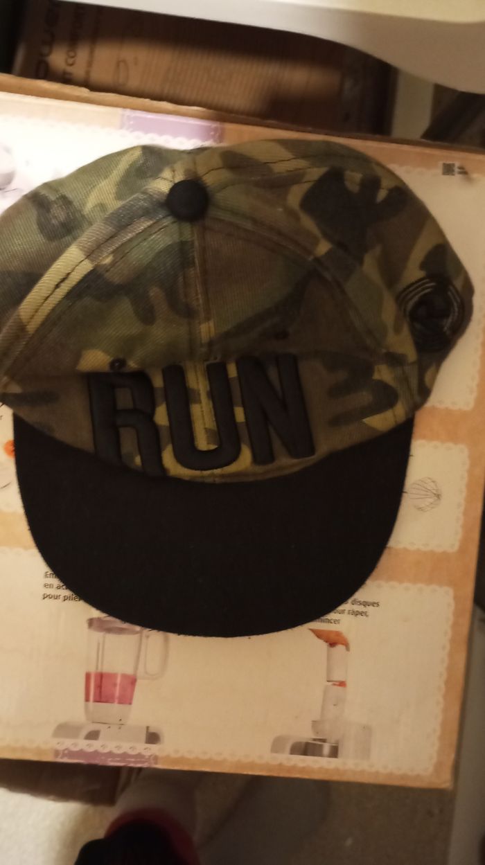 Lot de vêtements taille mix ado 11 vêtements taille unique 38 et articles au choix produits cosmétiques occasion date passer je savais pas où le jeter donc je fait les carton pour 25 euros - photo numéro 4