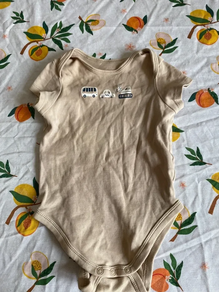 Lot de 3 bodies état neuf taille 6-9 mois - photo numéro 3