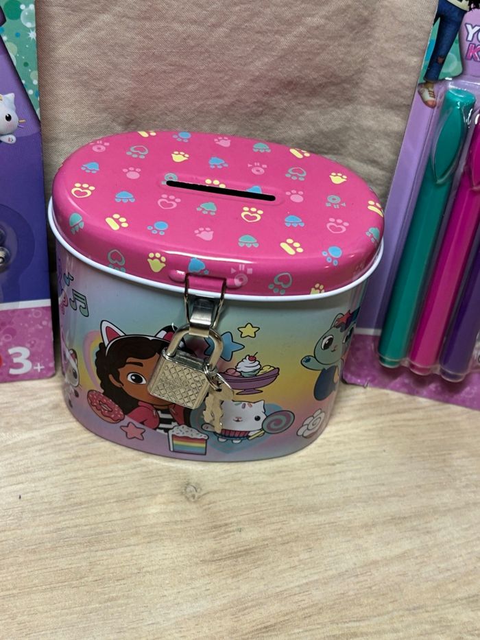 Lot Gabby chat Gabby’s Dollhouse Tirelire + 2 porte-clés à colorier Marine et P’ti chou - photo numéro 6