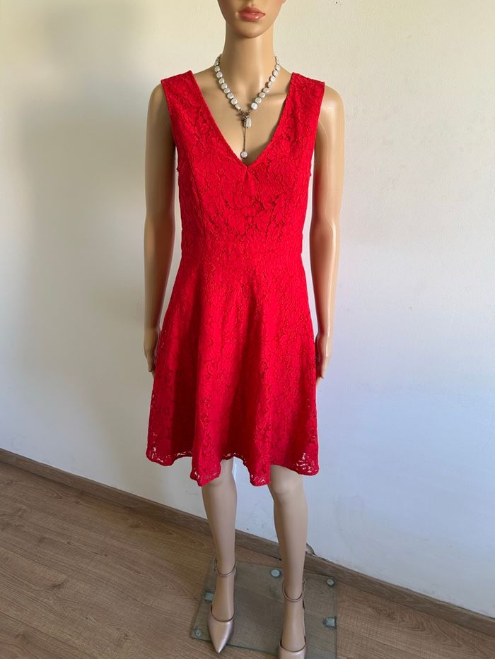 Robe rouge en dentelle sans manches Morgan taille 36 jamais portée - photo numéro 3
