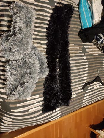 2 écharpes brillantes poils longs