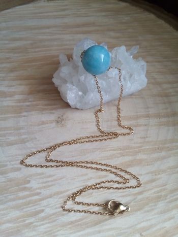 Perle de calcédoine naturelle , pierre pour les timides 🩵.