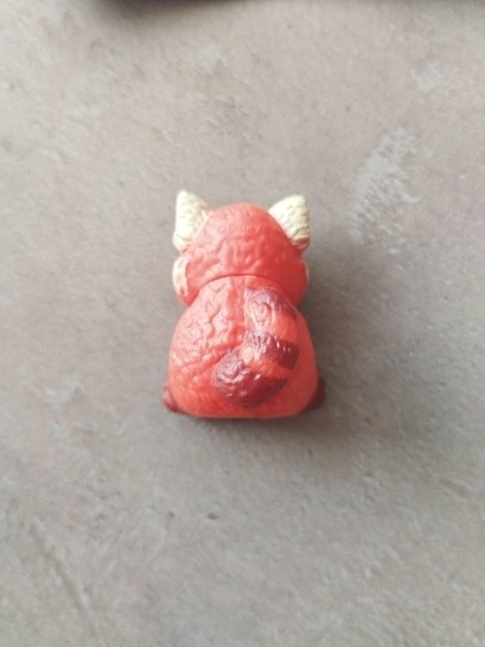 Mini brands Disney Store Édition - Panda roux du film Turning Red de Disney/ Pixar - photo numéro 3