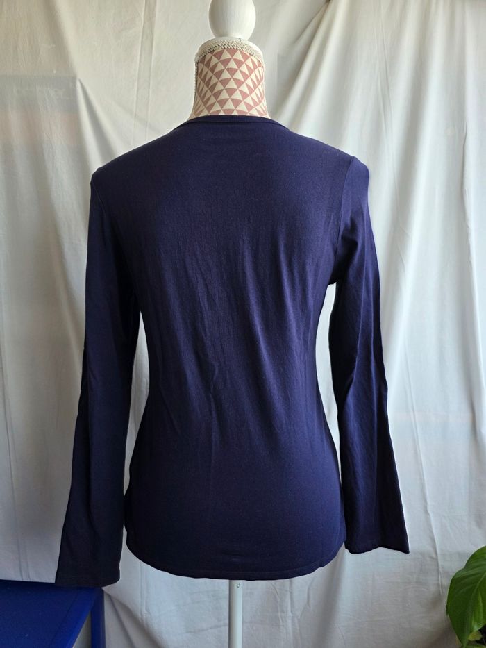Tee-shirt, marine, en coton, en excellent état, largeur d'épaule 35cm, largeur sous bras 44cm, longueur 60cm, marque Kiabi =5€ - photo numéro 3