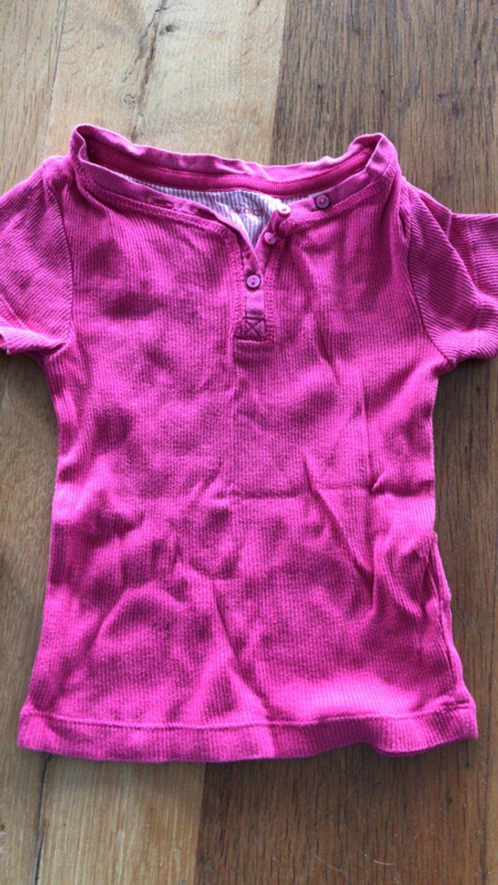 Lot 2ans 3 t-shirt 2 leggings et un bas de pyjama - photo numéro 2