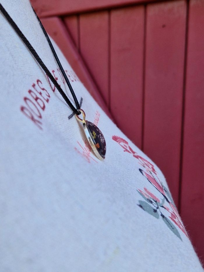 Collier avec pendentif sur cordon "fait mains" - photo numéro 5