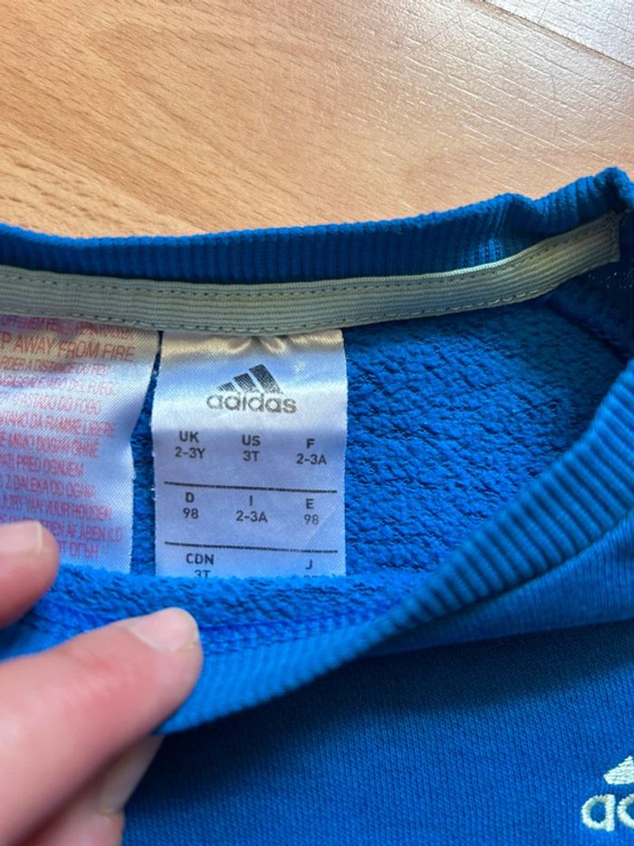 Beau sweat Adidas bleu T. 3 ans garçon TBE - photo numéro 5