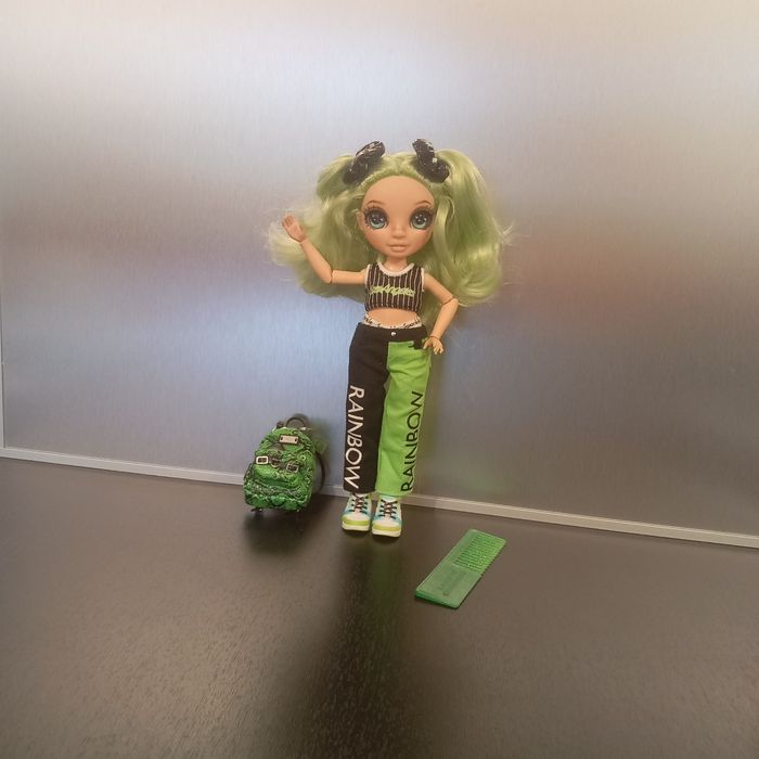 Poupée Rainbow High juniorJade Hunter