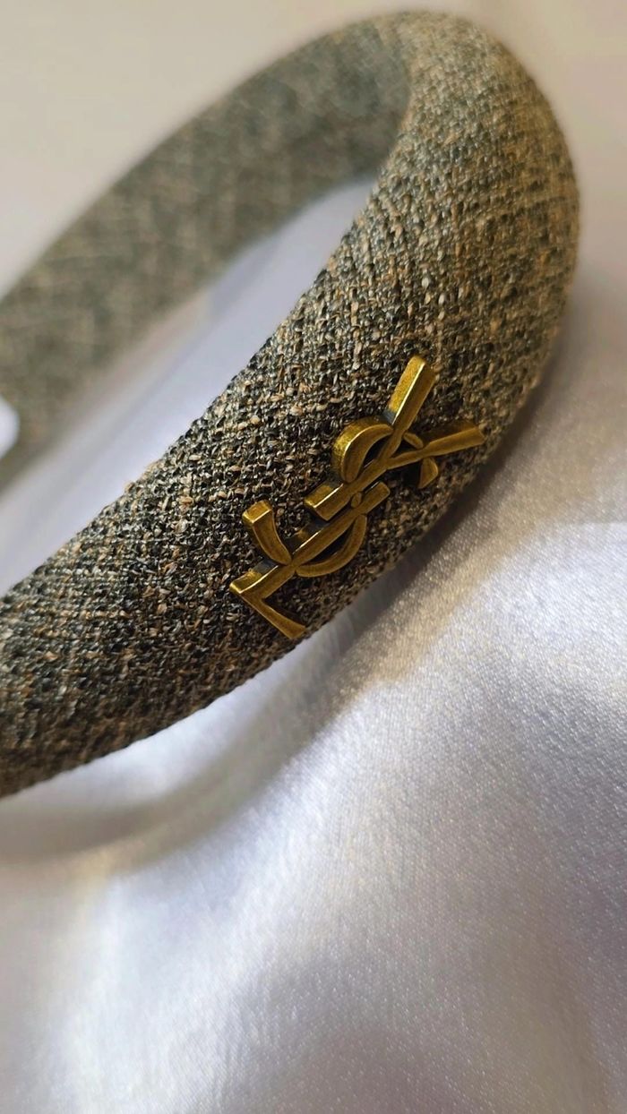 un accessoire de tête élégant et intemporel qui apporte une touche couture à n'importe quelle tenue.