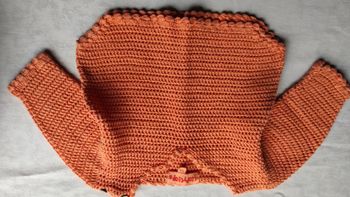 Pull orange crochet