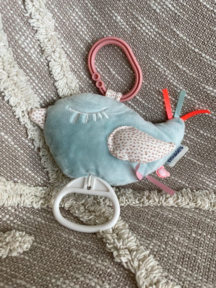 Peluche doudou musical 17cm noukies oiseau bleu et rose très bon état - photo numéro 2