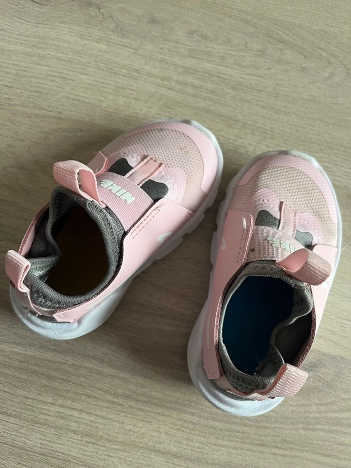 Baskets Nike pointure 22 - photo numéro 2