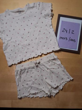 Ensemble pour fille taille 24 mois Marque Kiabi bon état