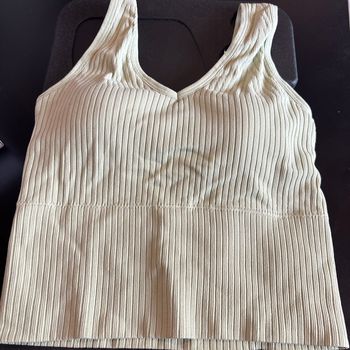 Top vert pistache avec coque intégré neuf